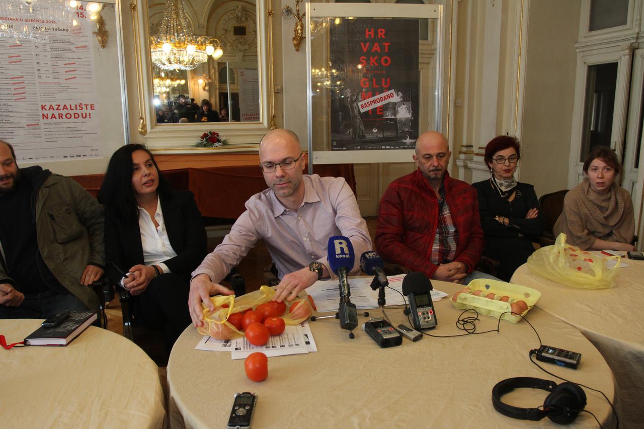 20.01.2015., Rijeka - Konferencija za medije u HNK Ivana pl. Zajca dramaturga Marina Blazevica, glumca u predstavi Hrvatsko glumiste, te majke djevojcice koja glumi u predstavi. Ocitovanje na subotnji incident u kojem je sudjelovala Vedrana Spadoni Stefan