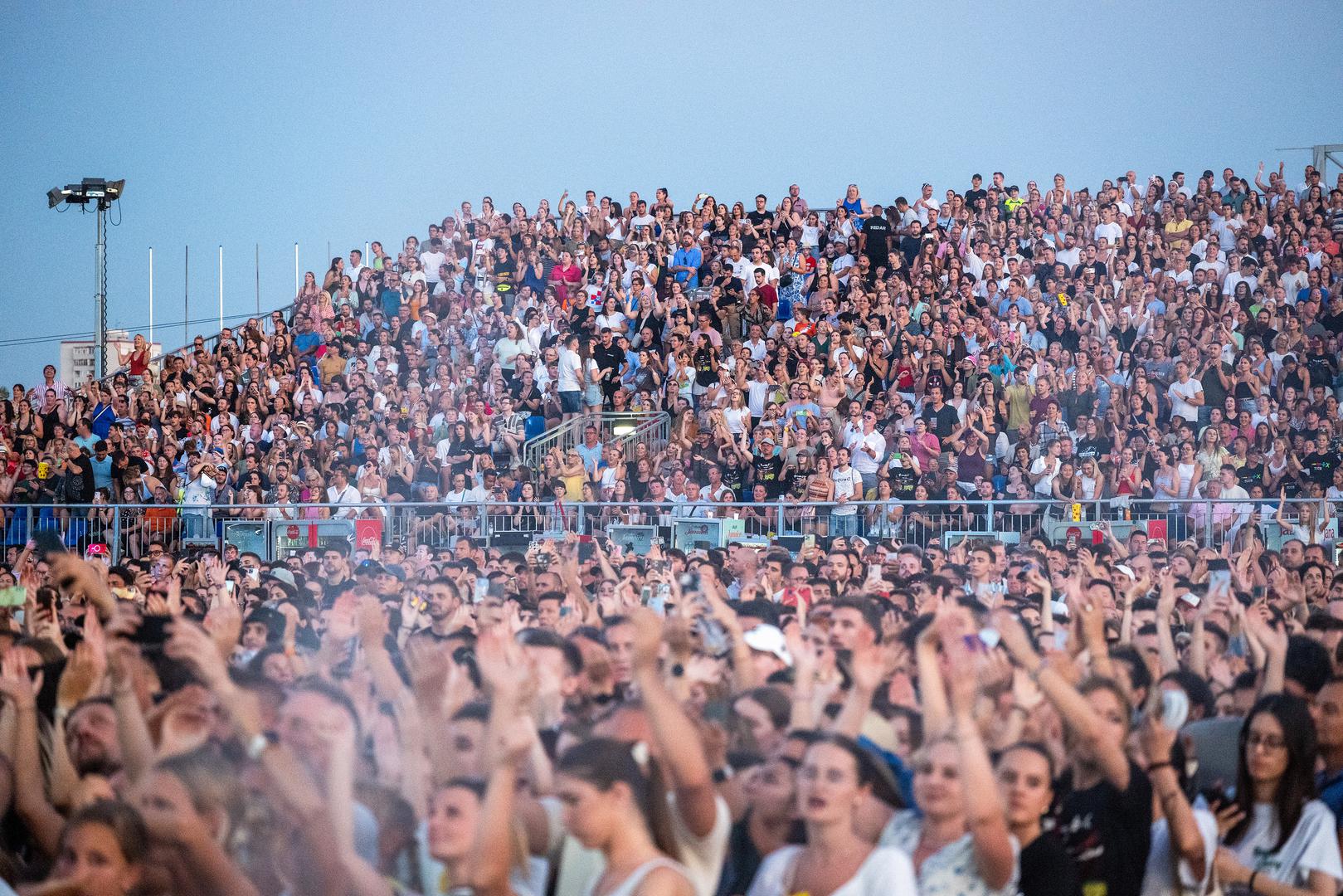  Njegov nastup pratilo je oko 70 tisuća ljudi, a koncert u Zagrebu bio je 115. na turneji, a otvorio ga je hitom "Castle On The Hill".