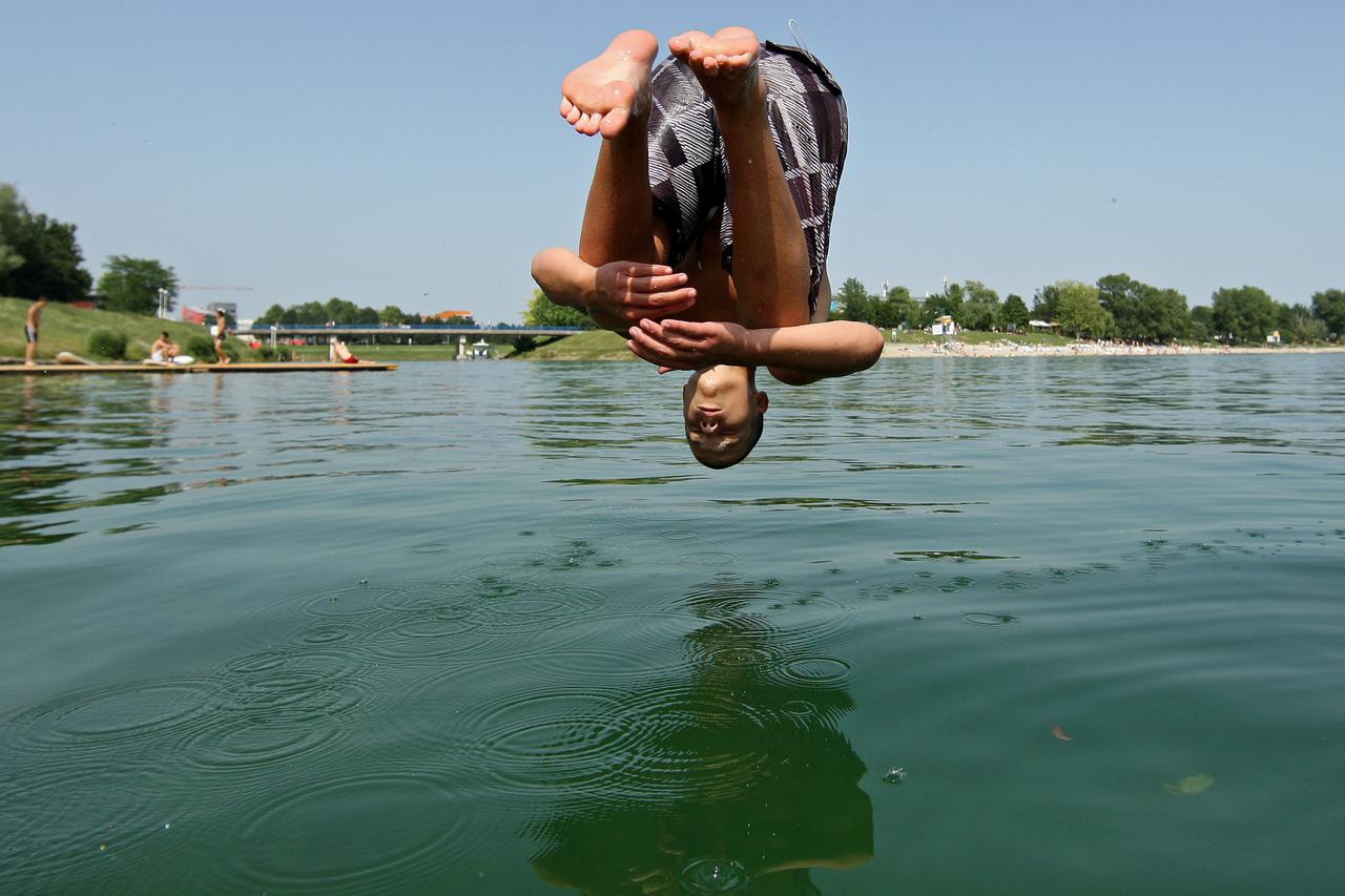 01.07.2012., Zagreb, Hrvatska - Gradjani iskoristili lijep i suncan dan za rekreaciju i kupanje na Jarunskom jezeru. Photo: Igor Kralj/PIXSELL