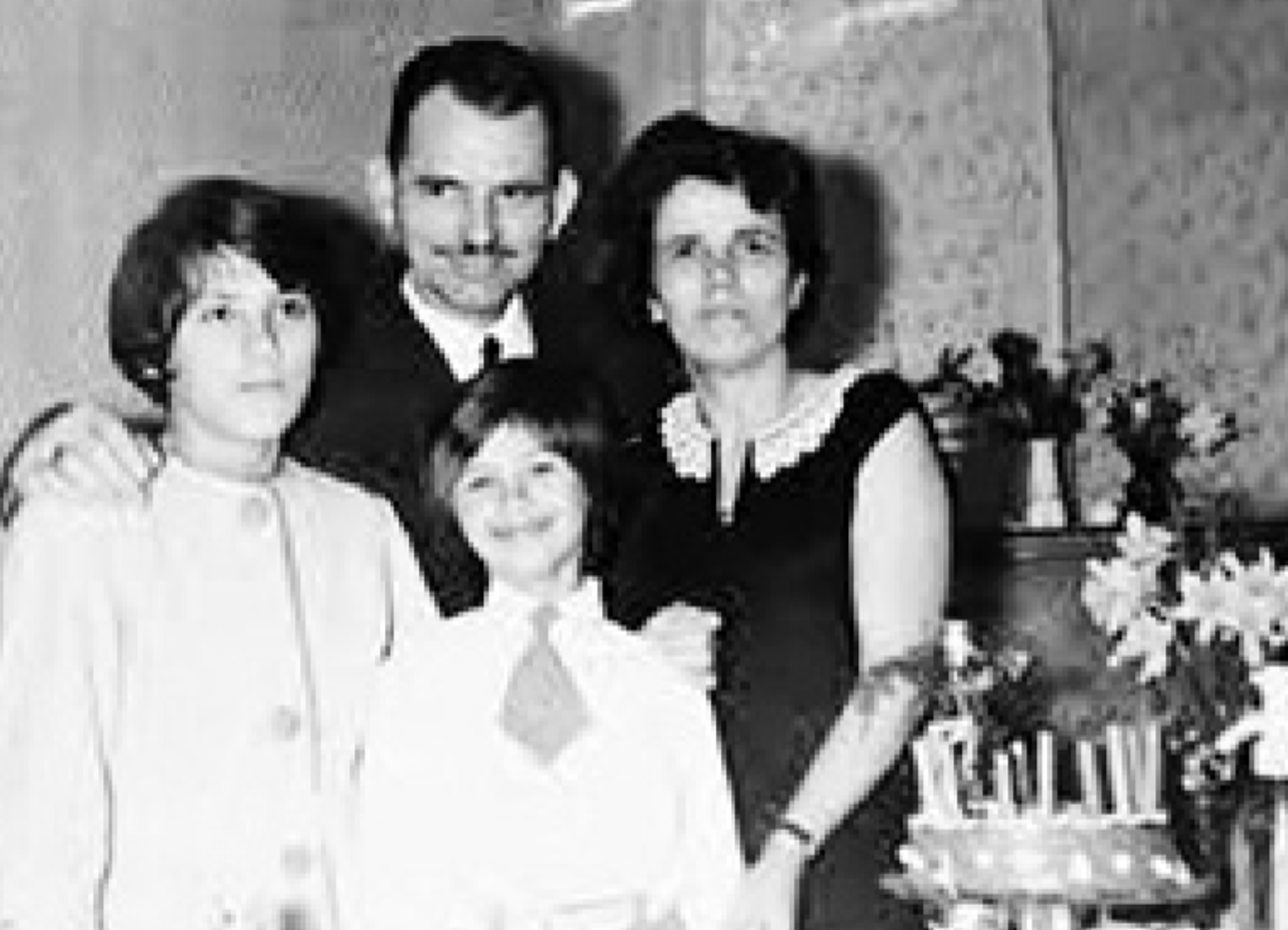 Sa svojim posvojiteljima tetom Julkom i tetkom Milanom te sestričnom Marom: Tek sam lani saznala da su me posvojili, i to još 1974. godine