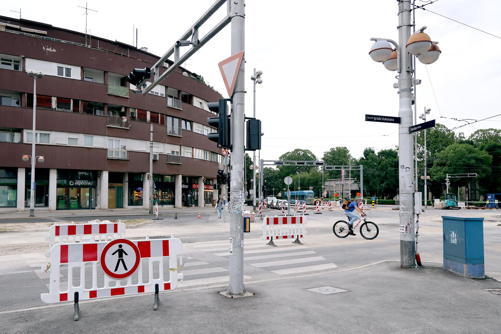Gradilište je i dalje zatvoreno, strojevi su ugašeni, radnici čekaju dozvolu za početak rada, a oko gradilišta se ne vide neke veće promjene u osiguranju u odnosu na jučer, javio je Pixsellov fotoreporter Patrik Macek.