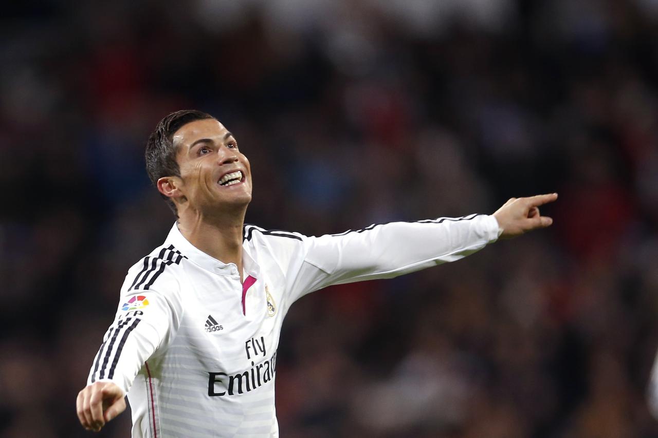 Real Madrid's Cristiano Ronaldo celebrates his second goal against Celta Vigo during their Spanish First Division soccer match at Santiago Bernabeu stadium in Madrid December 6, 2014.  REUTERS/Andrea Comas (SPAIN - Tags: SPORT SOCCER)