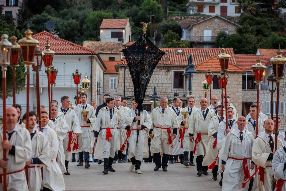 Završena procesija Za križen na Jelsi 