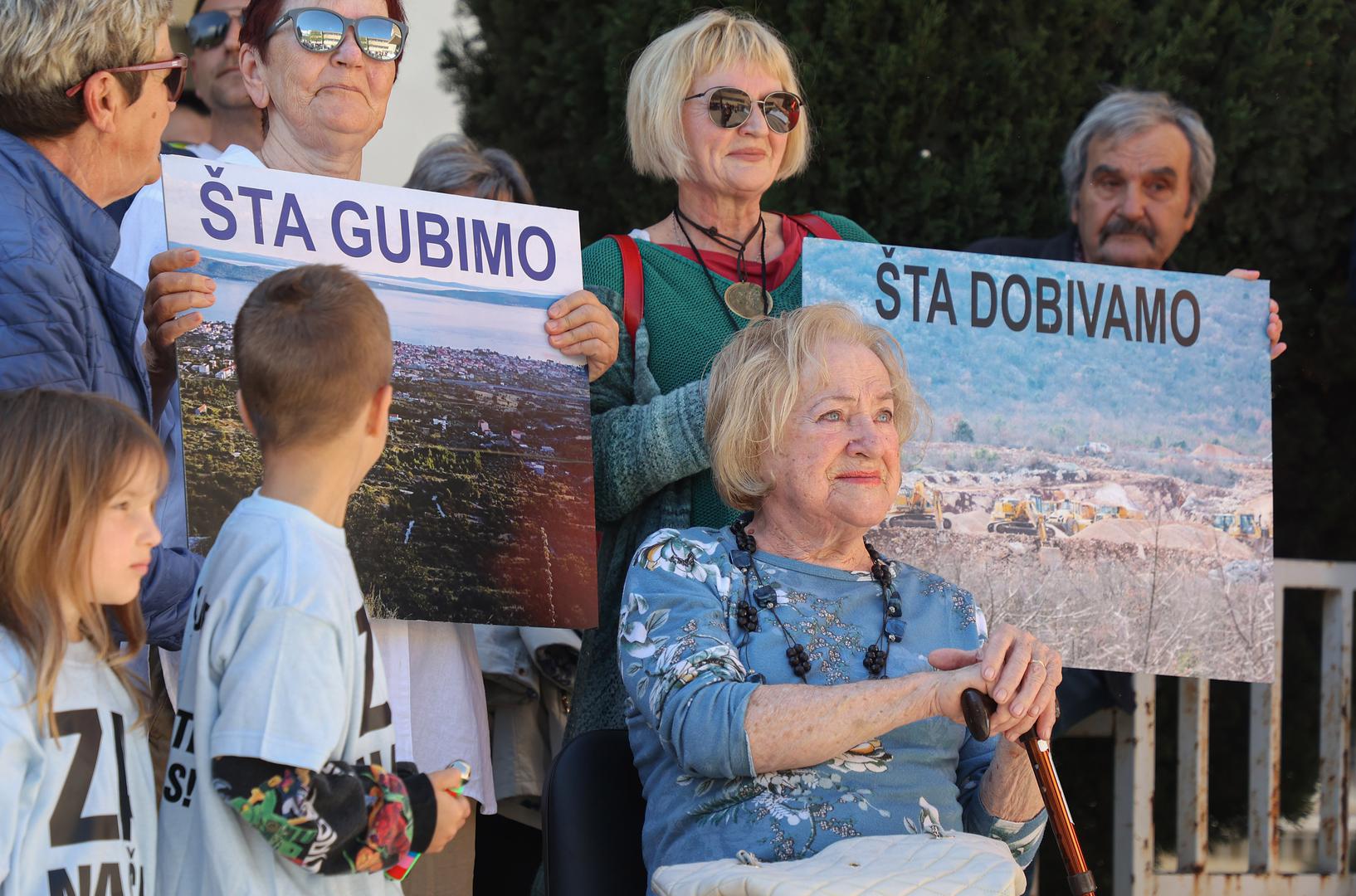 04.04.2024., Kastela - Ispred zgrade opcine u Kastel Sucurcu mirni prosvjed protiv izgradnje tunela Kozjak. Photo: Ivana Ivanovic/PIXSELL