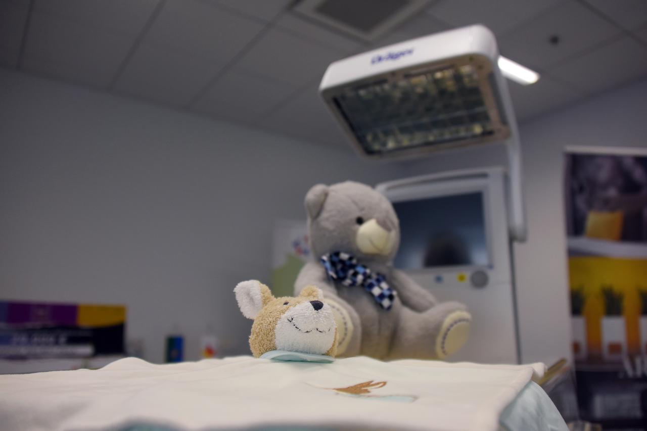 Pula: Sve?ana primopredaja donacije grijanog kreveti?a za novoro?en?ad u Op?oj bolnici Pula