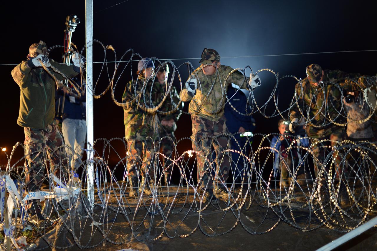 17.10.2015. Botovo, Nakon sto su u Madjarsku usli poslijednji migranti s 93. izvanrednog vlaka iz Tovarnika, madjarski vojnici zicanom ogradom zatvorili su zelenu granicu s RH Photo: Marko Jurinec/PIXSELL
