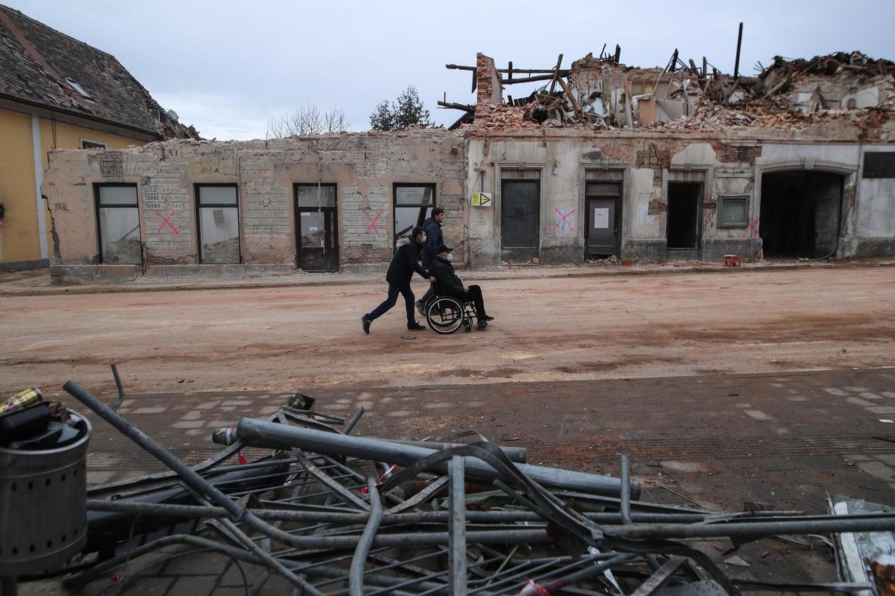 Petrinja: Peti dan nakon razornog potresa saniraju se posljedice