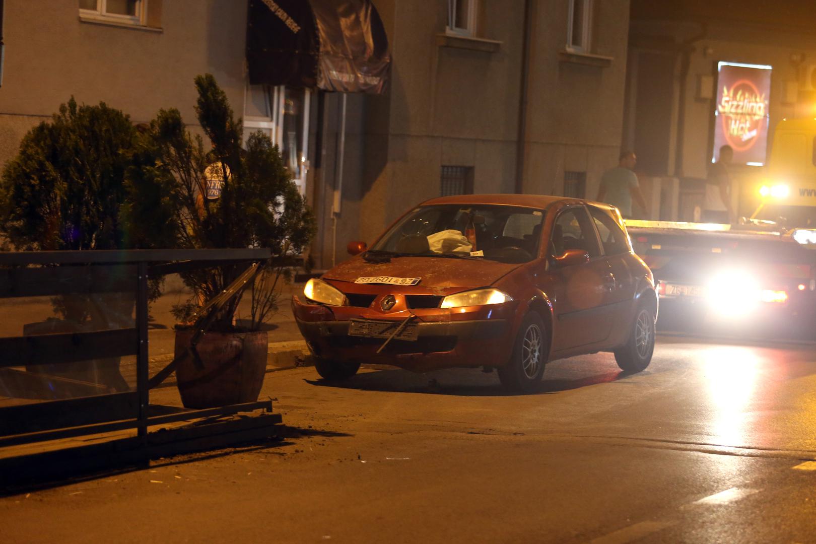 Riječ je o automobilu Renault Megane, a osim vozila stradala je i ograda terase.