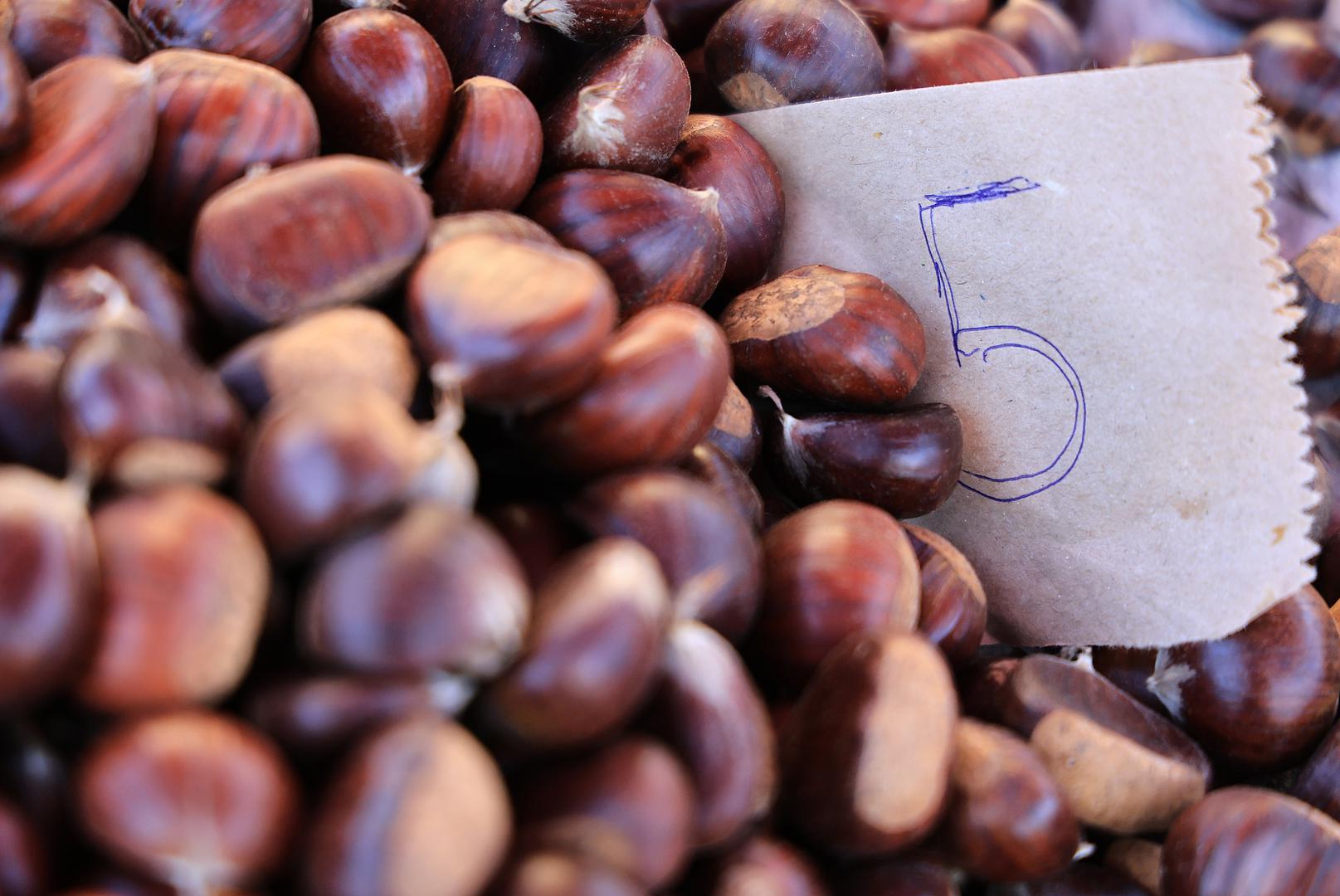 Kesten se tamo može pronaći na pet do šest štandova, a cijene variraju od 4 do 7 eura po kilogramu – ovisno o veličini i kvaliteti plodova. 