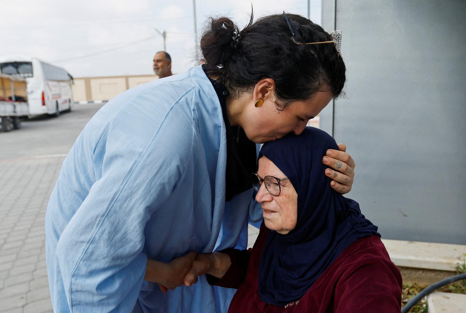Suzan Besaiso, a Palestinian holding a U.S. passport, kisses her grandmother as she waits for permission to leave Gaza, amid the ongoing conflict between Israel and Palestinian Islamist group Hamas, at the Rafah border crossing with Egypt, in Rafah in the southern Gaza Strip, November 2, 2023. REUTERS/Ibraheem Abu Mustafa Photo: IBRAHEEM ABU MUSTAFA/REUTERS