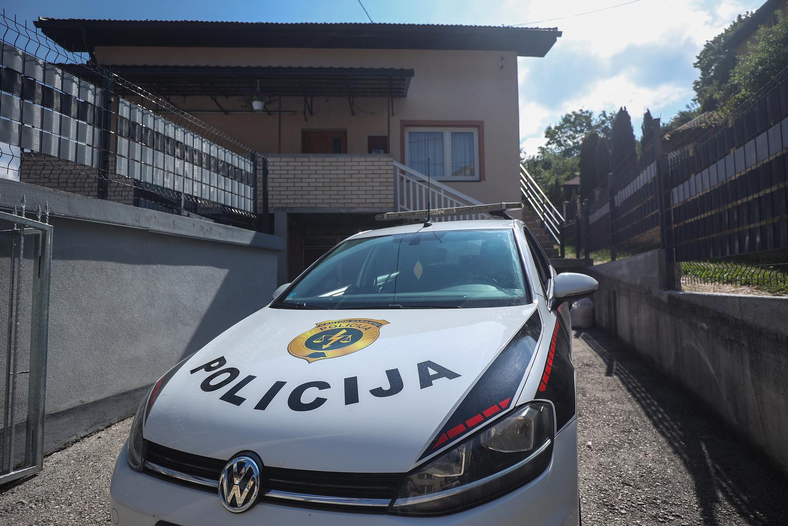 28.06.2024., Sarajevo - Policija radi ocevid u  ulici Zagarici u sarajevskom naselju Sirokaca. Tri tijela pronadjena su u kuci u Sarajevu koja je izgorjela u pozaru koji se dogodio u cetvrtak navecer. Istraga je u tijeku, te bi trebala utvrditi sve okolnosti ovog slucaja. Photo: Armin Durgut/PIXSELL