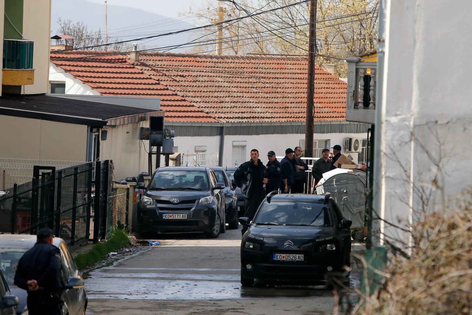 Sama zgrada u koju je došlo 1500 ljudi na koncert izgledom posjeća na običnu kuću, a neki od prozora su i zabarikadirani.