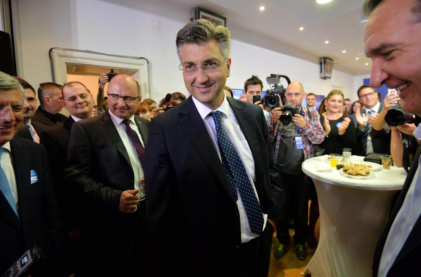 Andrej Plenković predvodio je HDZ u izborima 2016. godine te je stranka osvojila 55 mandata i formirala Vladu s Mostom. Nakon raspada koalicije, umjesto Mosta u Vladu ulazi HNS.