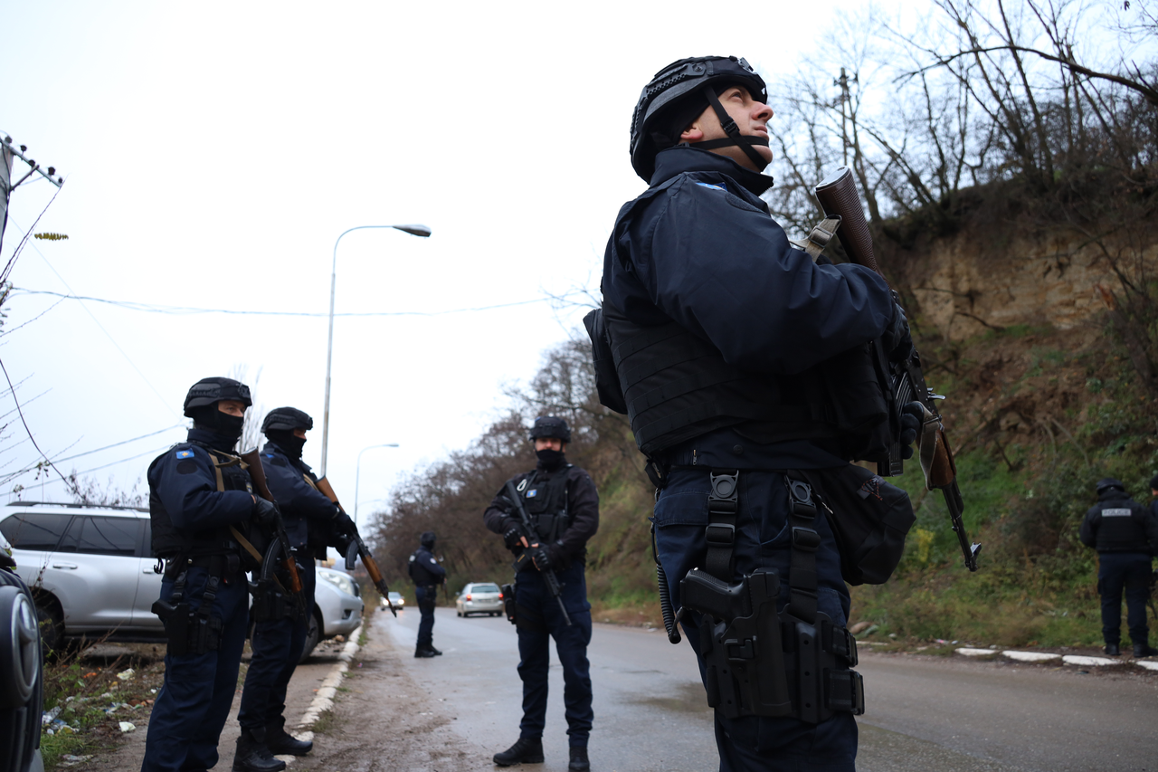 Kosovski policajci u ophodnji u sjevernom dijelu etnički podijeljenog grada Mitrovice