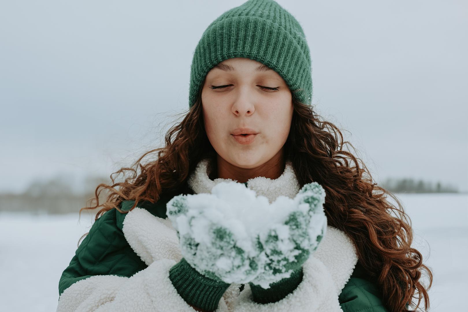 Drugi dan 2026. godine donosi snažnu kozmičku energiju. Velika koncentracija planeta u znaku Jarca tjera nas na disciplinu i planiranje karijere, dok pun Mjesec u znaku Raka budi snažne osjećaje vezane za dom i obitelj. Ovaj spoj praktičnog i emotivnog stvara dan sudbinskih preokreta. Planet ljubavi otvara vrata sudbinskim susretima, a položaj zvijezda nudi nam priliku da stare rane pretvorimo u izvor snage. Ključ uspjeha je u ravnoteži – slijedite ambicije, ali ne zanemarujte srce. Vrijeme je za velike odluke i otpuštanje prošlosti.