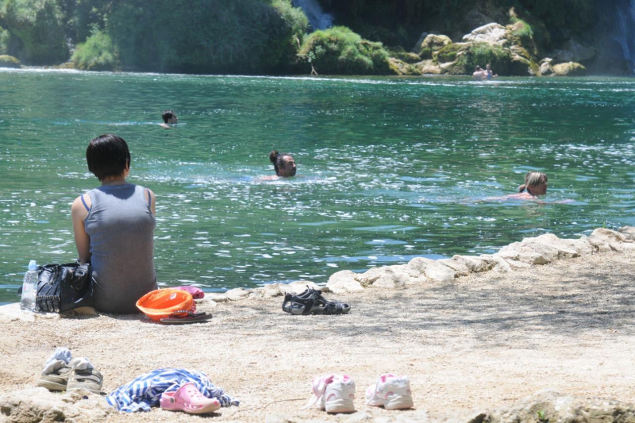 'bih...ljubuski...19.06.2012...rijeka trebizat, slapovi kravice, kupaci foto: zoran grizelj vecernji list'