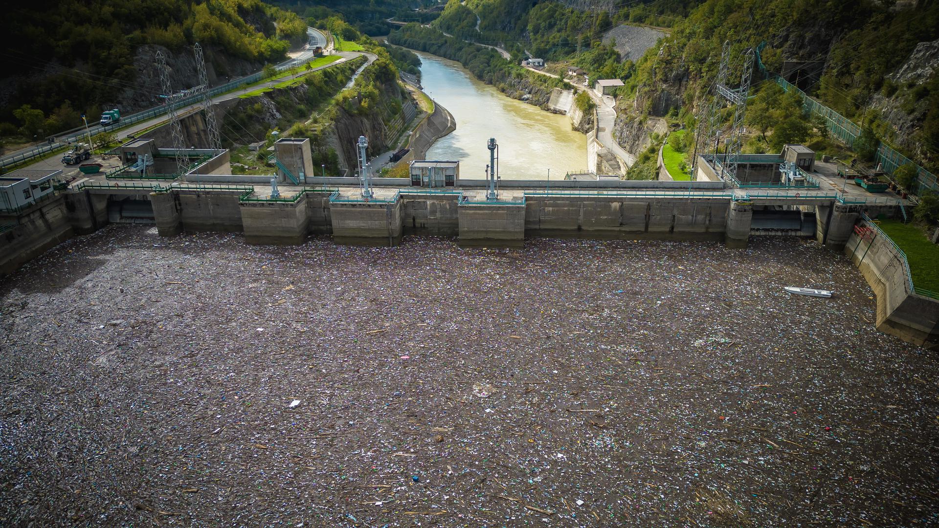 Plutajući otpad također predstavlja opasnost za brodove, jer su debla iz rijeke već uzrokovala brojne havarije u Neretvanskom kanalu. 