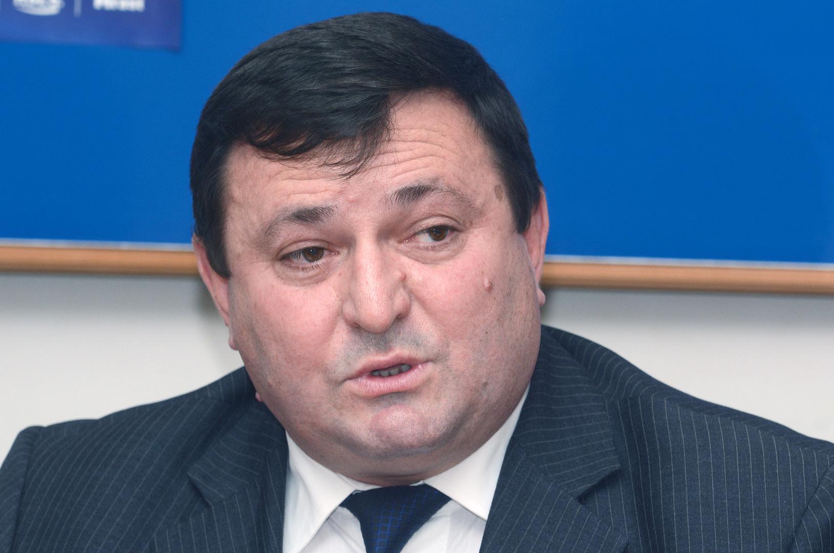 Željko Krapljan, HDZ-ovac s otpremninama - Bivši saborski zastupnik HDZ-a postao je direktor tvrtke kćeri Hrvatskih cesta, Via Tel i to nakon provedenog javnog natječaja. Dosad je radio u HAC-u, MORH-u i lokalnim agencijama i tvrtkama, a dobio je i nekoliko otpremnina.