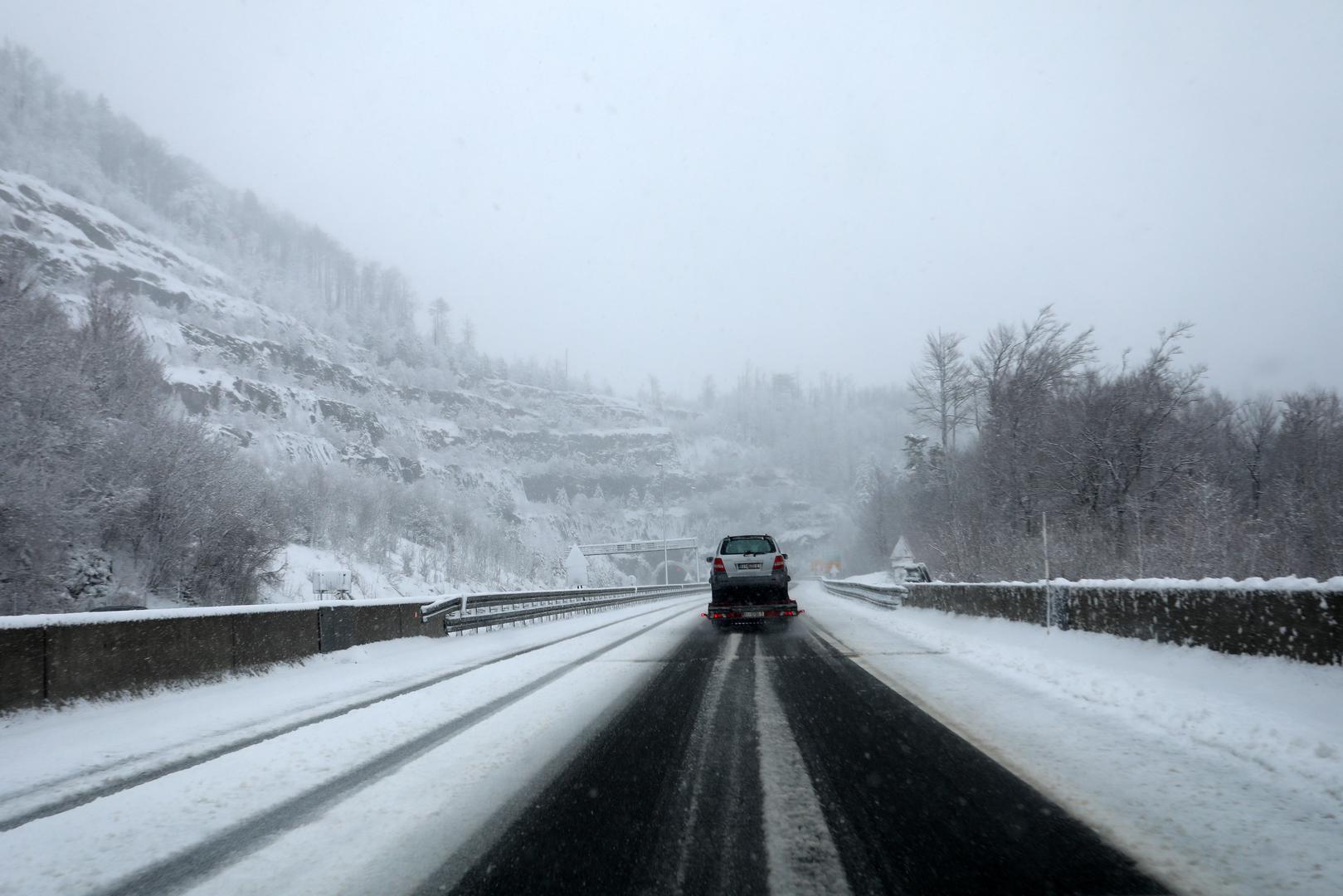 HAK poziva vozače da se prije polaska na put informiraju o stanju u prometu na njihovim internetskim stranicama ili aplikaciji i provjere vremenske uvjete na stranicama DHMZ-a.