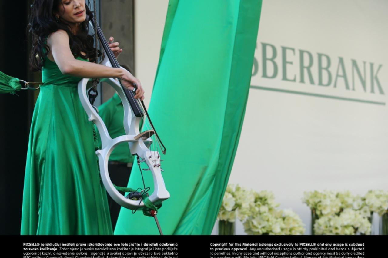 '24.04.2013., Zagreb -  Otvorenje Sperbank u Varsavskoj ulici. Violoncelistica Ana Rucner odusevila je prisutne spustivsi se sa zgrade svirajuci violoncelo.  Photo: Marko Lukunic/PIXSELL'
