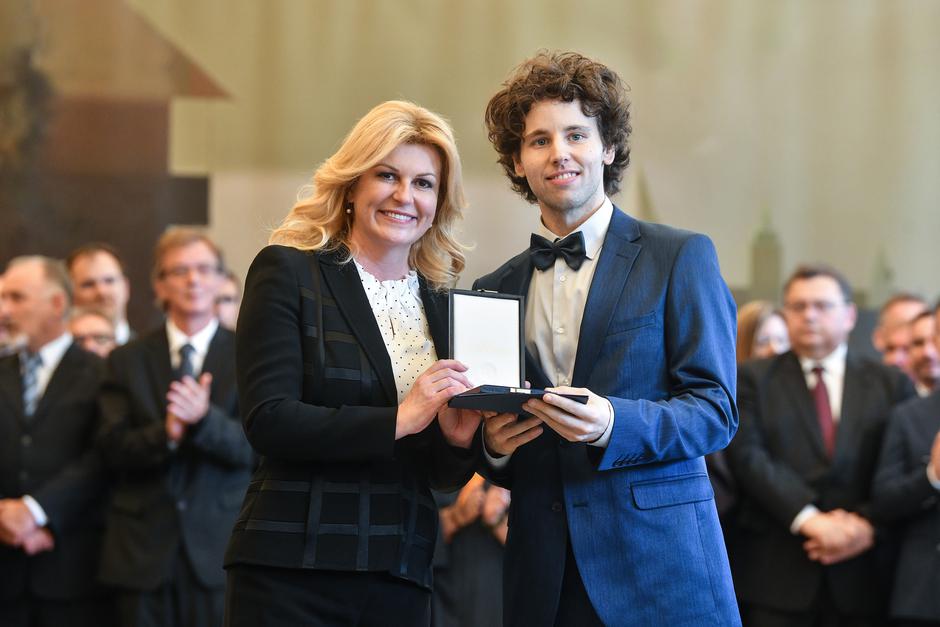 Povodom Dana državnosti predsjednica uručila odlikovanja i priznanja