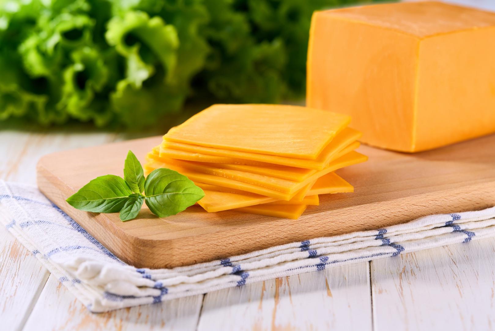 Cheddar je jedan od sireva s najvećim udjelom proteina. Jedna porcija od približno 30 grama sadrži oko sedam grama proteina, a ujedno je dobar izvor kalcija, fosfora, cinka te vitamina A i B12. Zbog većeg udjela zasićenih masti i soli preporučuje se umjerena konzumacija ili odabir varijanti s manje masnoće.