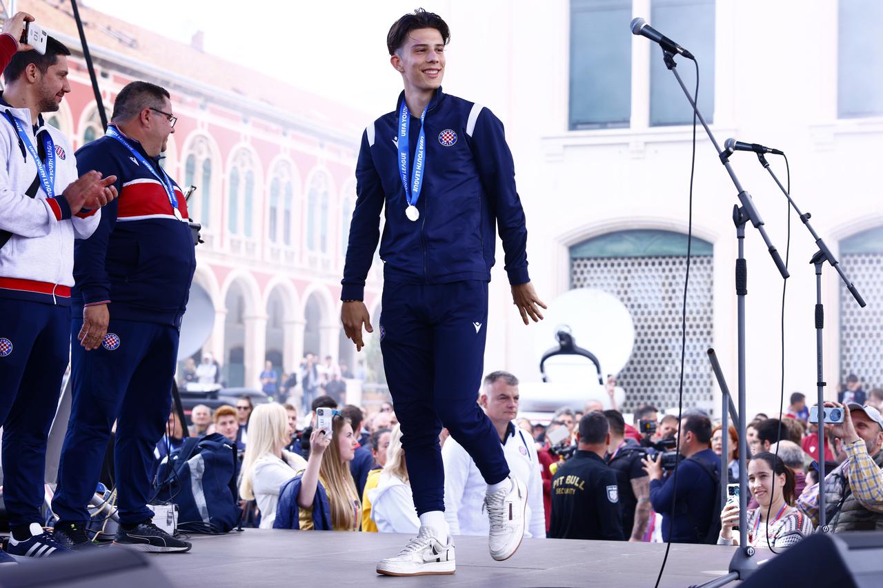 Split: Dolazak juniora Hajduka na Rivu gdje su ih dočekali brojni navijači