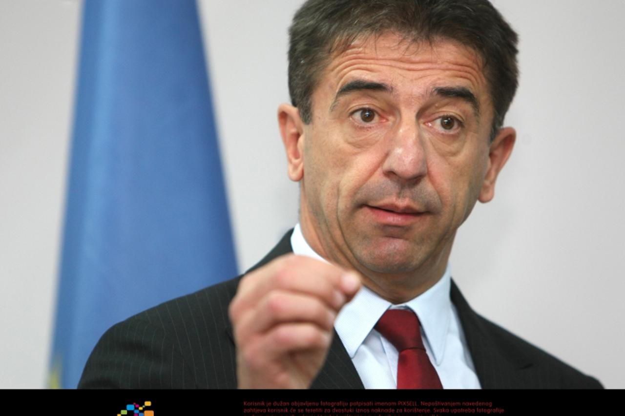 \'18.11.2010., Zagreb - Ministar zdravstva Darko Milinovic sazvao je izvanrednu konferenciju za novinare kako bi opovrgnuo navode da je primao placu iz crnog fonda HDZ-a.  Photo: Petar Glebov/PIXSELL\