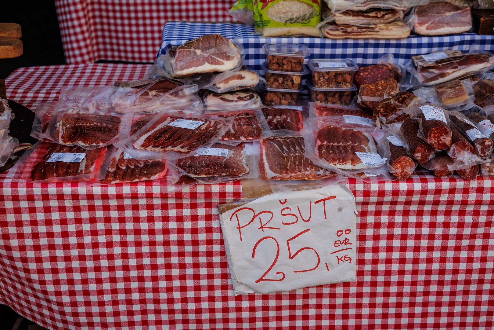 U nastavku pogledajte galeriju fotografija s tržnica iz četiri najveća grada u Hrvatskoj - Zagreb, Split, Rijeka i Osijek.