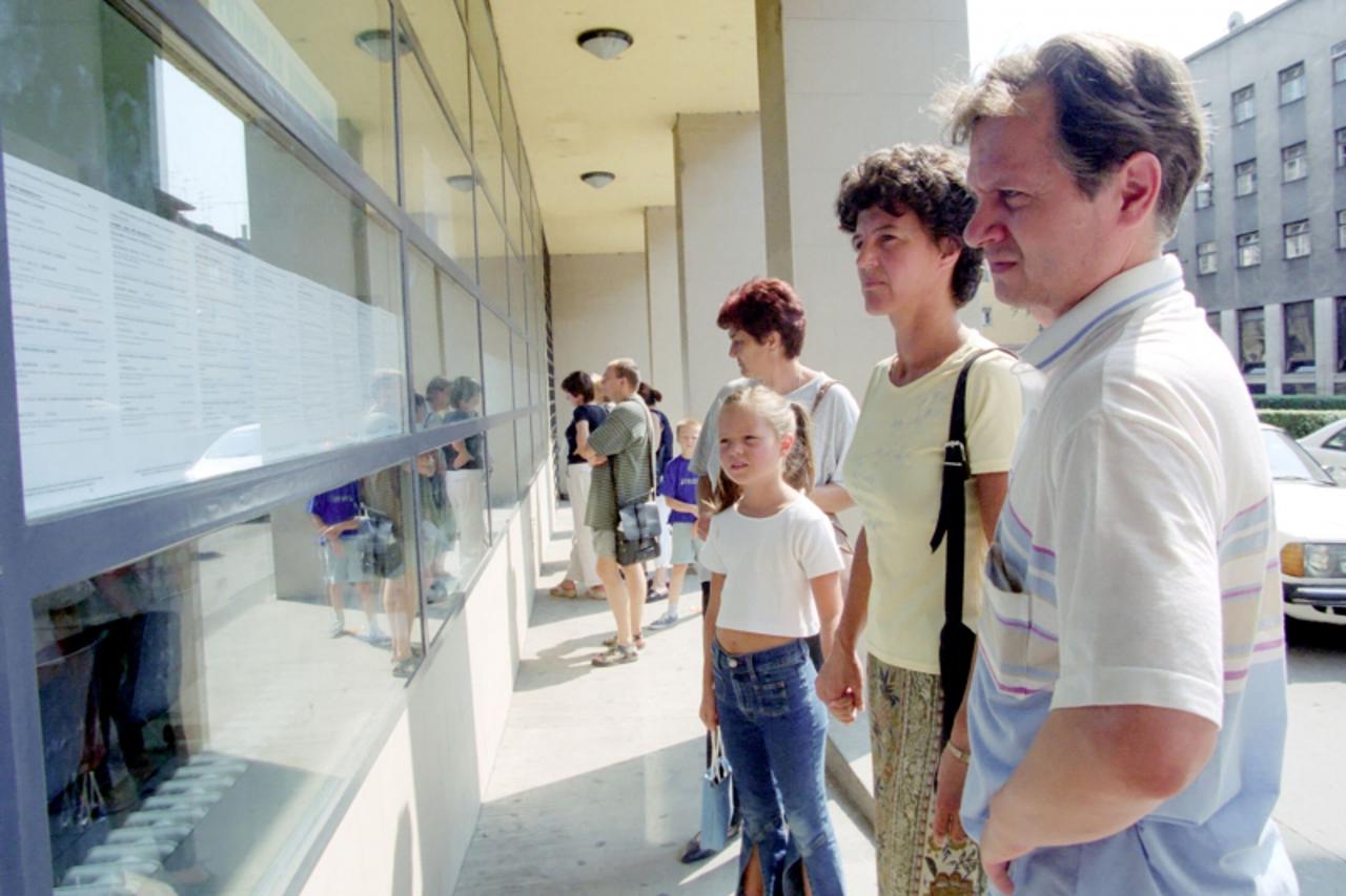 \'gradska...zgb...28.08.2003. nezaposleni u redovima u hrvatskom zavodu za zaposljavanje u zvonimirovoj ul. snimio:boris scitar\'