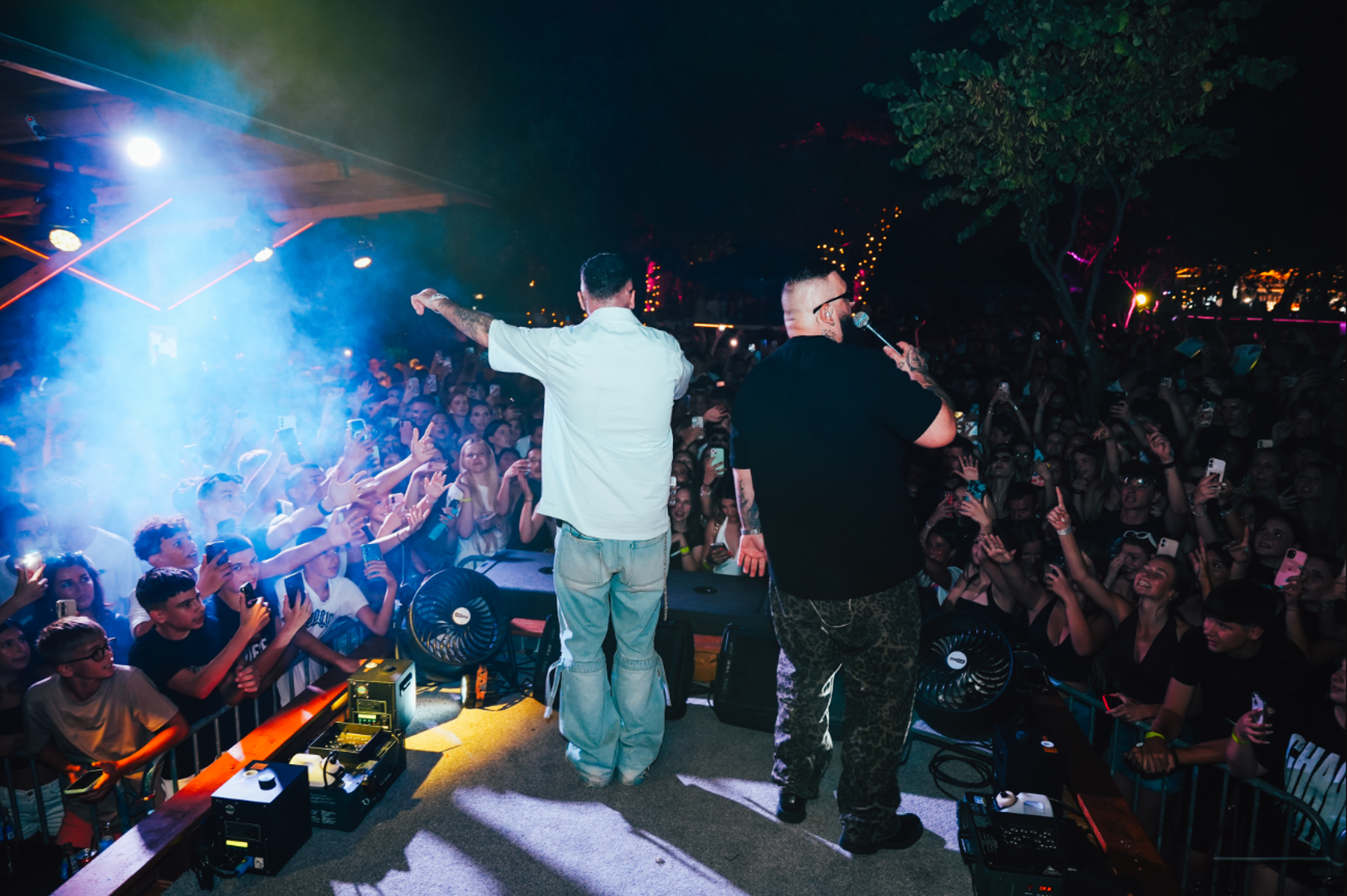 Petak navečer u Vodicama obilježio je nastup regionalnih zvijezda Jale Brata i Bube Corellija, koji su pred prepunim klubom La Playa priredili koncert za pamćenje i oborili rekord posjećenosti. Interes publike bio je toliki da su se redovi na ulazima počeli stvarati nekoliko sati prije početka nastupa te su se protezali sve do plaže uz koju se klub nalazi, dok su zaštitari popularne repere kroz nepreglednu masu jedva uspjeli dopratiti do pozornice. 