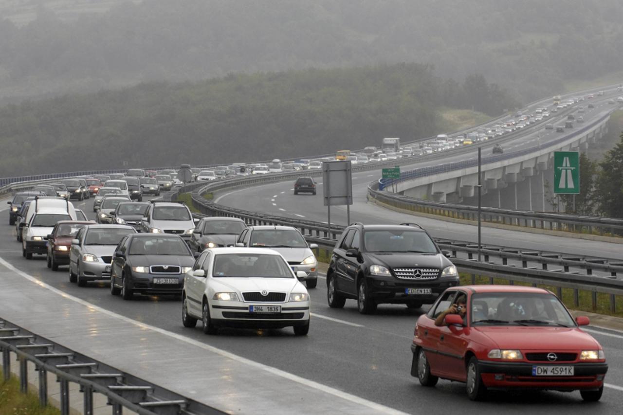 'za unu....11. 08. 2007. autoput zagreb-split kod male kapele/ kolona u smjeru zagreba snimio: zeljko hladika'