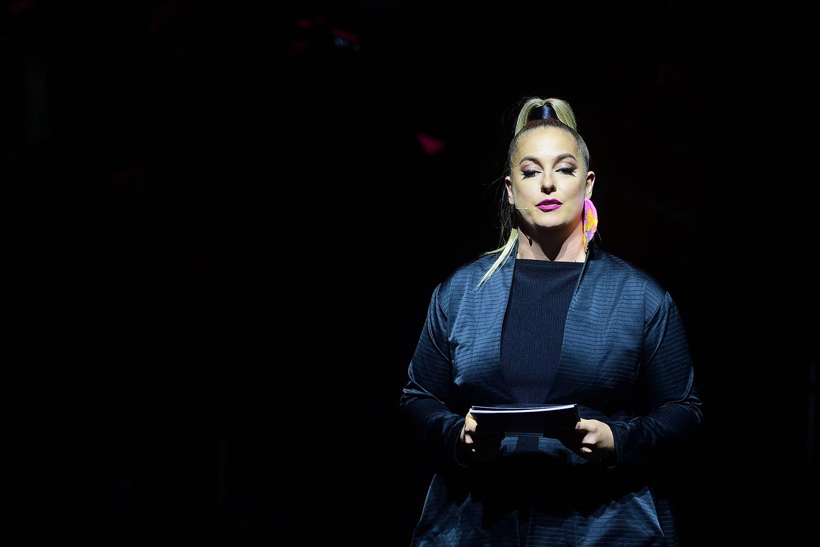 No, Popović o svojoj transformaciji ne govori kao o nečemu što se dogodilo preko noći. Glumica je ranije javno otkrila da je smršavjela 27 kilograma, ali se pritom našalila kako joj se ne sviđa izraz da je kilograme "izgubila".