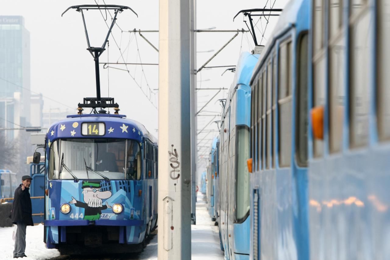 'Gradska 17.02.2010.   Hrvatska, Zagreb, Avenija Dubrovnik. Zastoj svih tramvajskih linija kroz Novi Zagreb desio se oko 9 30 sati a uzrokovao ga je kvar na elektricnim instalacijama. Photo: 