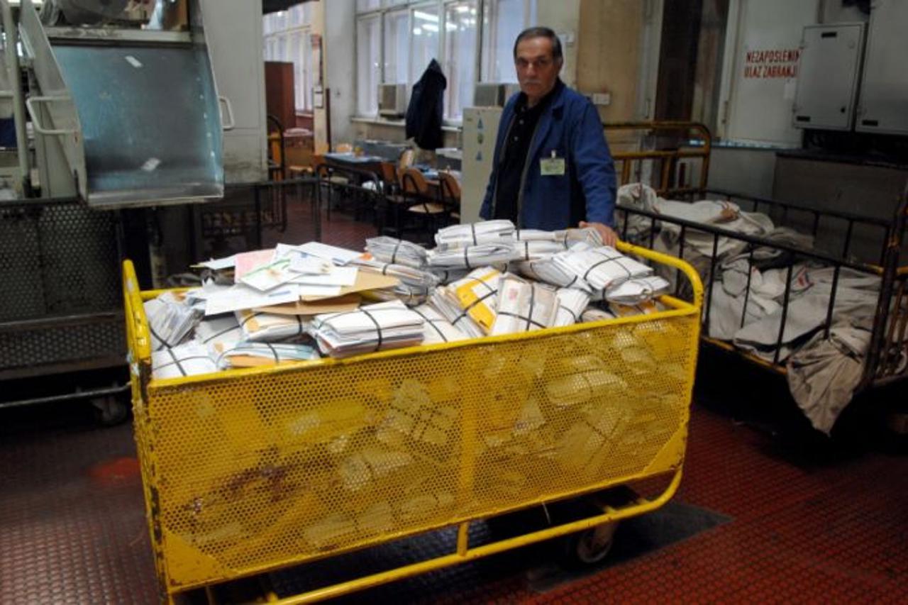 '19.12.2008.Zagreb - Glavna Posta u Branimirovoj.Radnik  pokraj hrpe pisama Djedu Mrazu koja su napisala djeca Photo:Marko Prpic/Vecernji list'