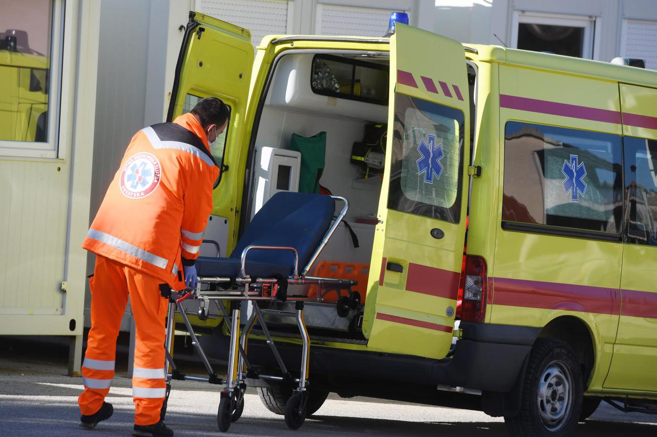 Šibenik: Tim Hitne medicinske pomo?i ispred bolnice