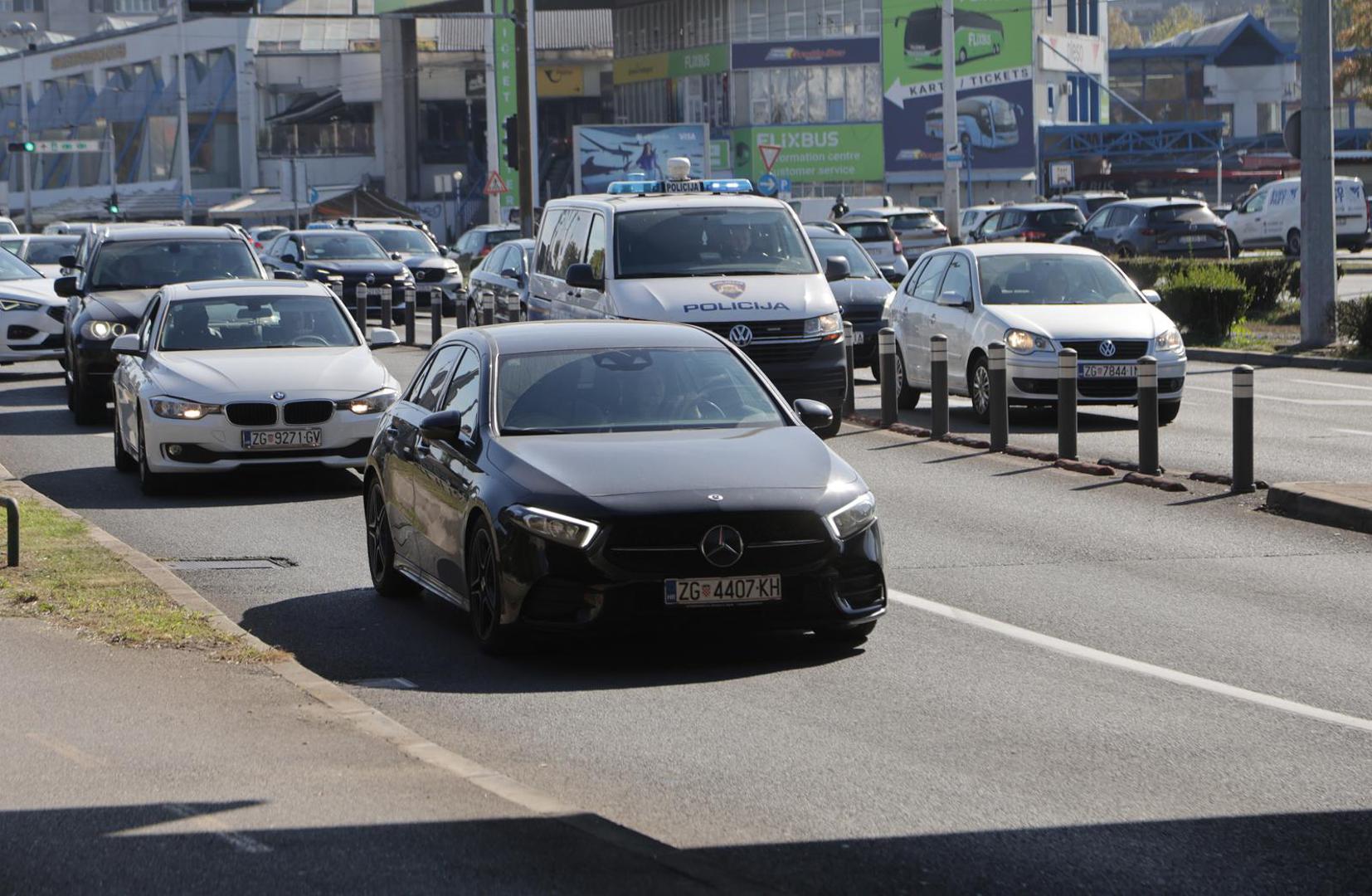 U nesreći su sudjelovali automobil i kombi.