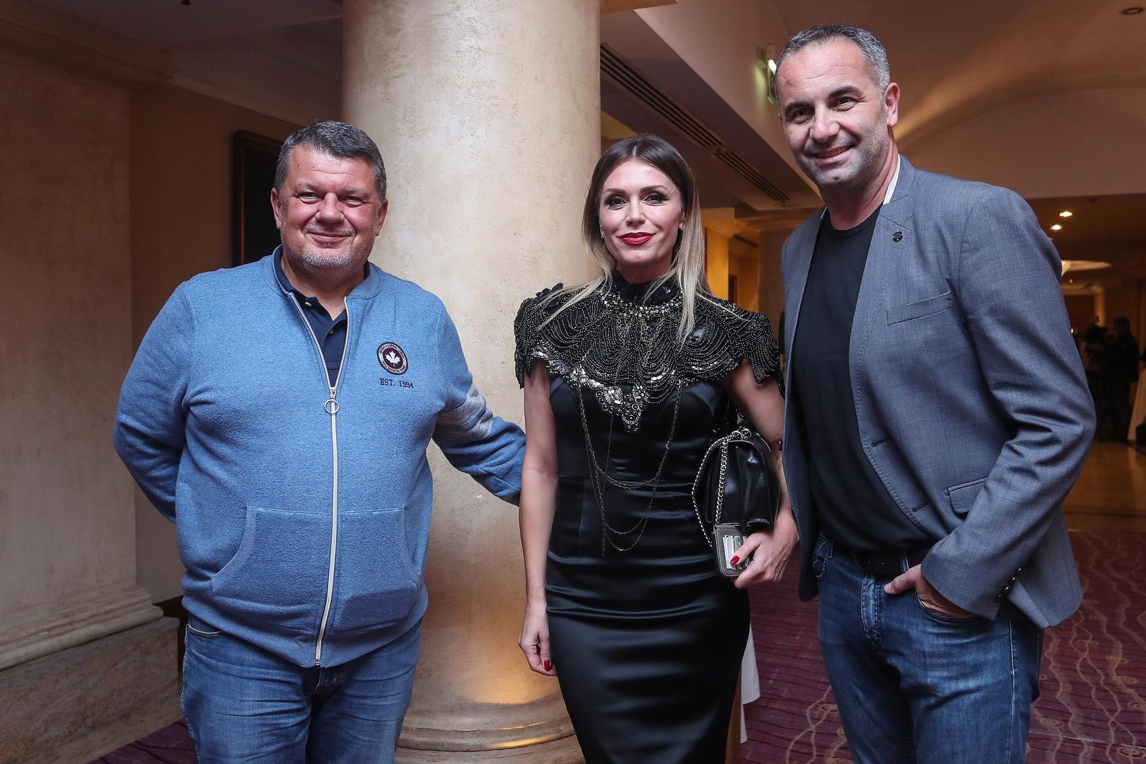 Za zabavno-glazbeni program tijekom donatorske akcije pobrinula su se neka od najvećih imena hrvatske glazbene scene i mladi glazbenici iz popularne emisije A strana. Nina Badrić, Petar Grašo, Giuliano, Jelena Rozga, Matija Cvek, Antonela Đinđić, Vjekoslav Ključarić i Eni Jurišić uz svoje najpopularnije hitove izvodili su i najdraže pjesme Vatrenih.
