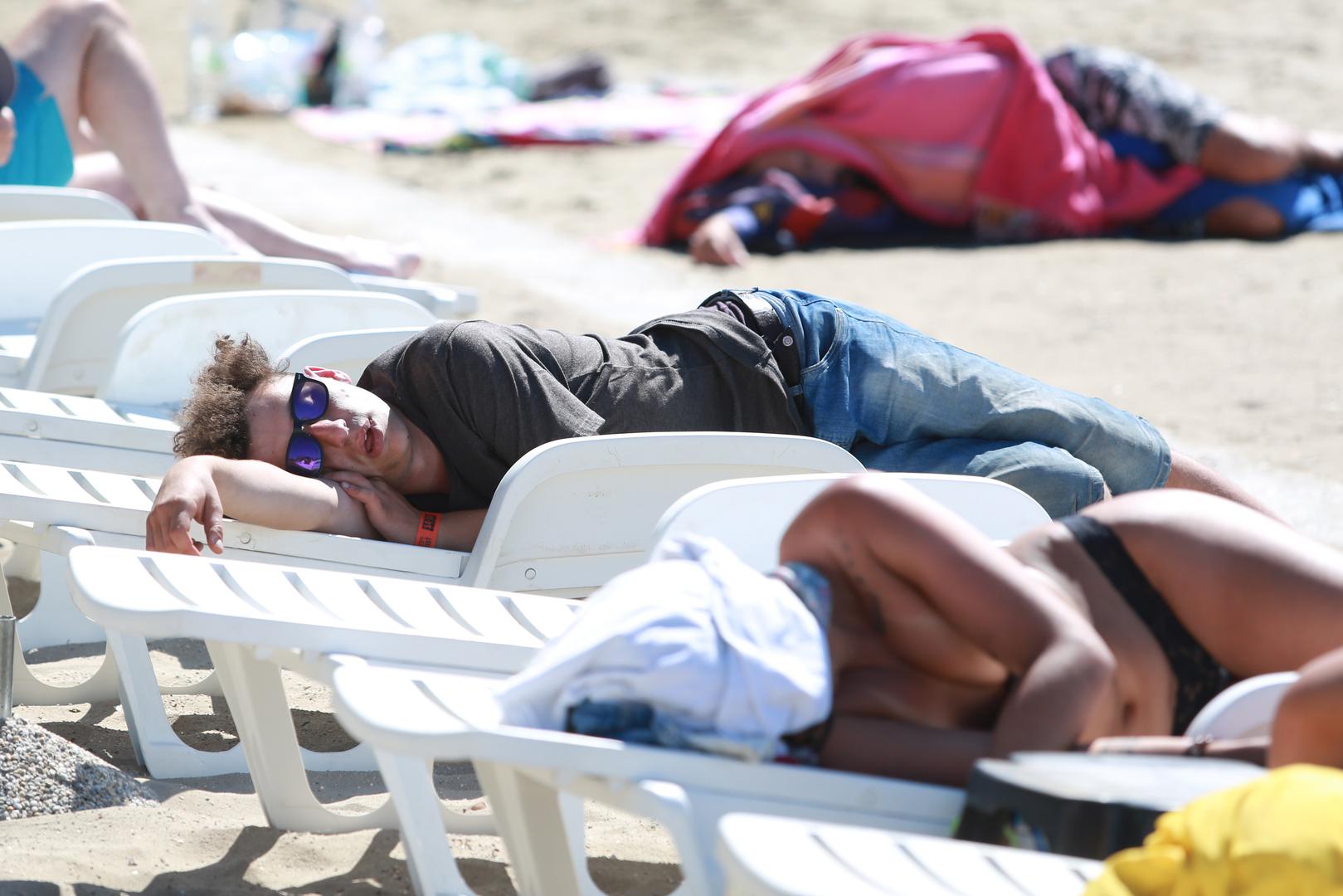 Dio posjetitelja otišao je na splitske Bačvice gdje su odspavali i odmorili za večerašnje izdanje.