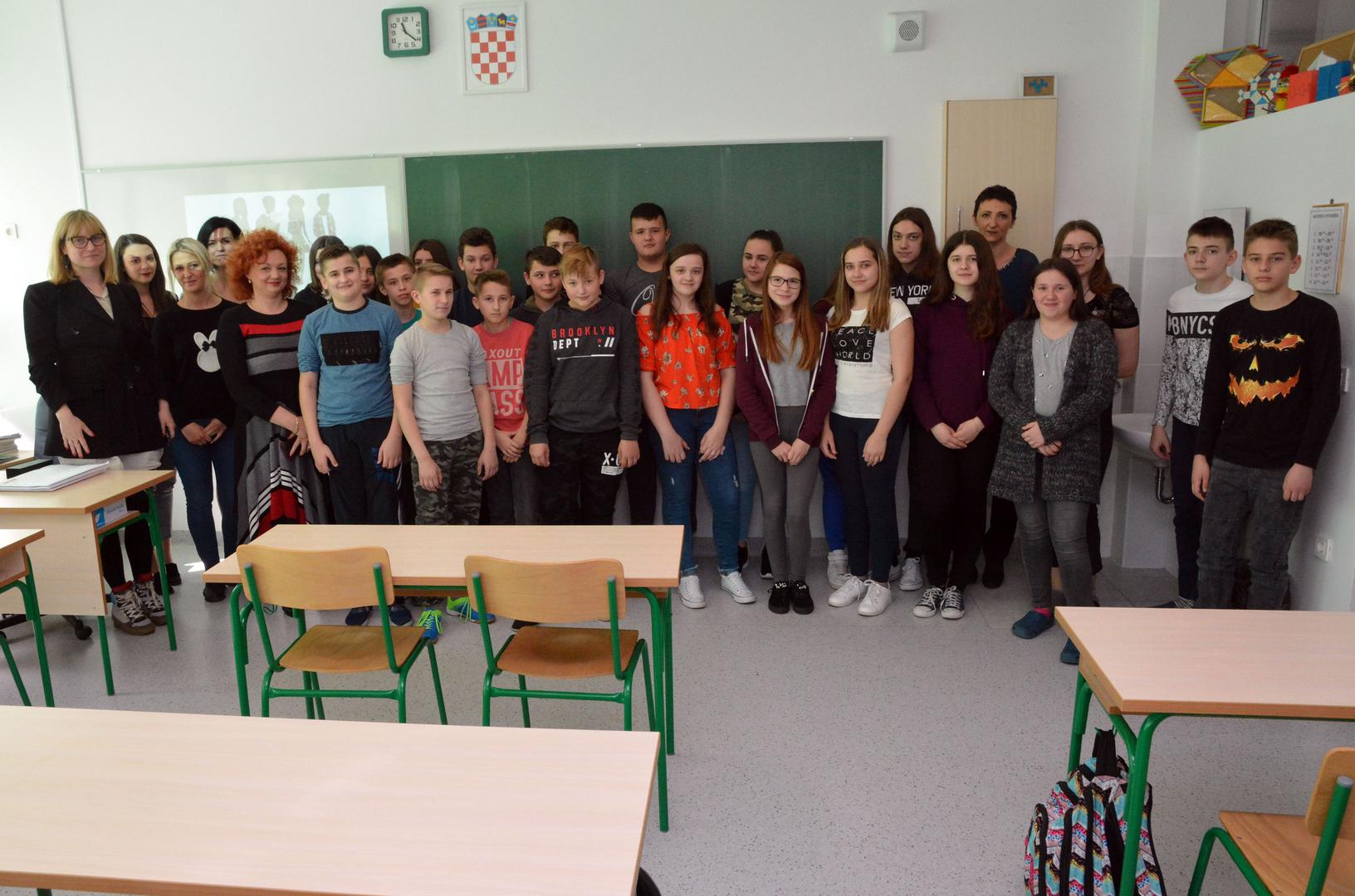 Učenici OŠ Blaž Tadijanović s mentoricom i docenticom Ekonomskog fakulteta Andreom Lučić