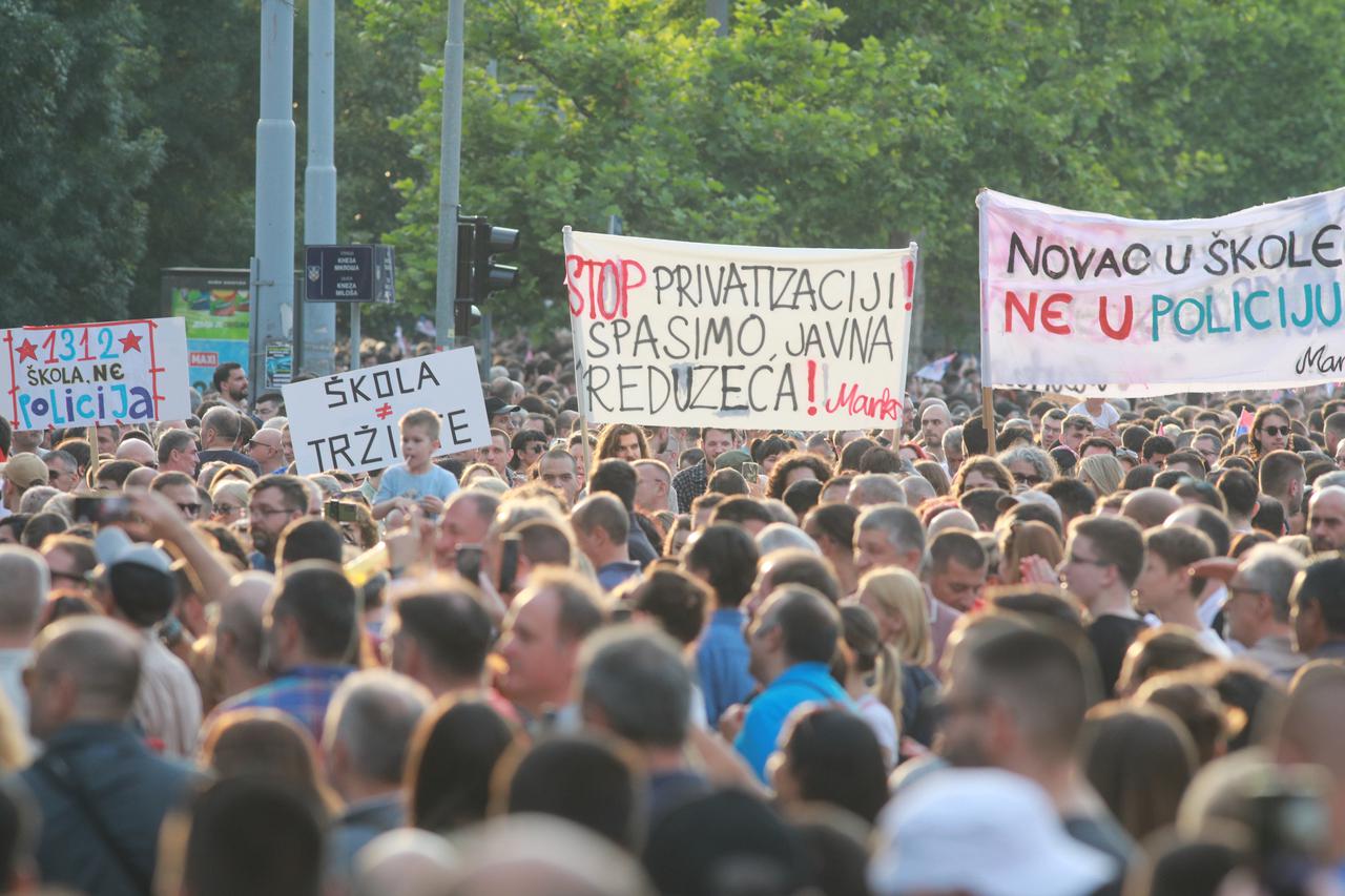 Beograd: Ispred Doma narodne skupštine započeo je šesti prosvjed pod nazivom "Srbija protiv nasilja"