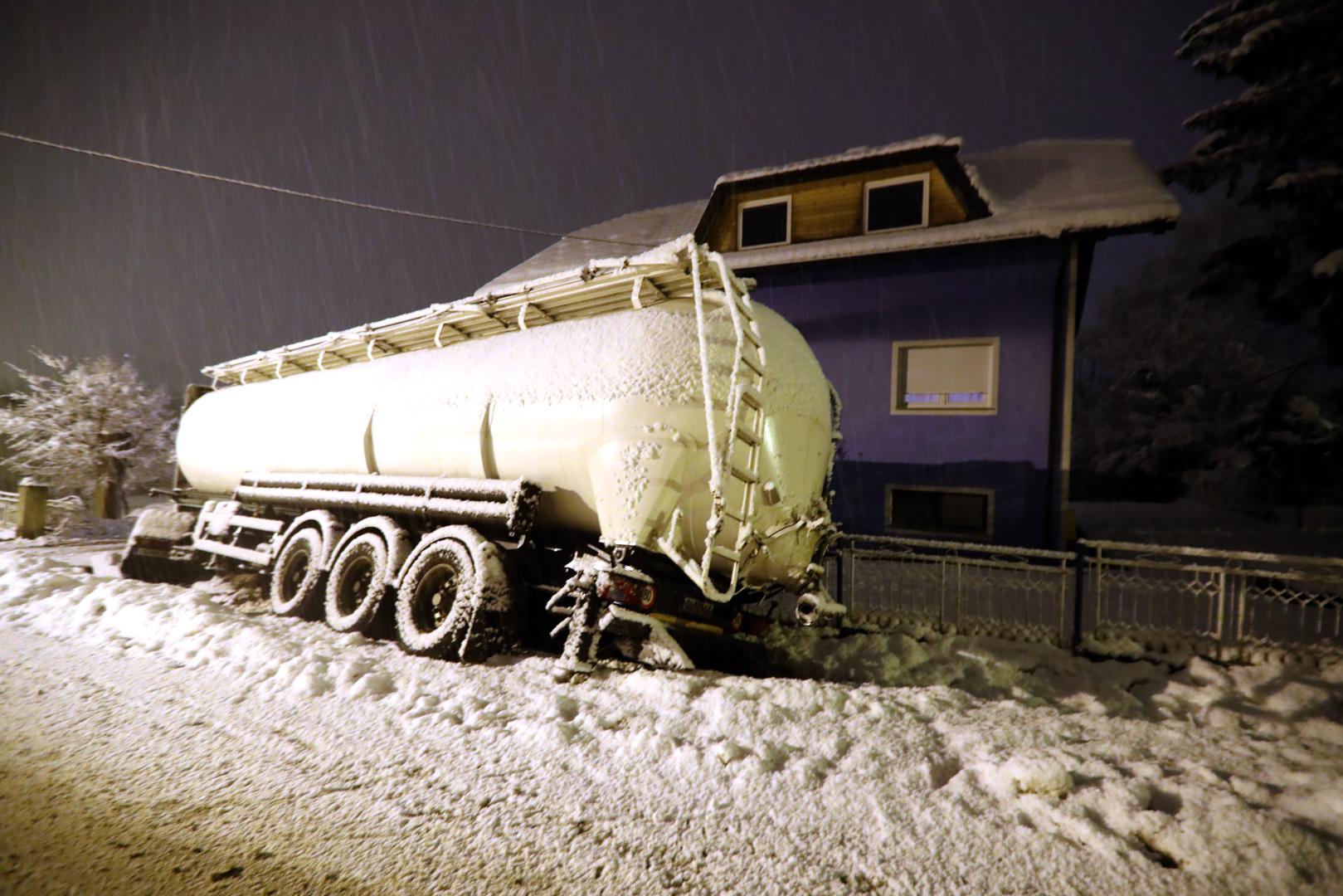 Cisterna je večeras kod Zaprešića zbog skliskog i mokrog kolnika izletjela s ceste i udarila u ogradu obiteljske kuće.