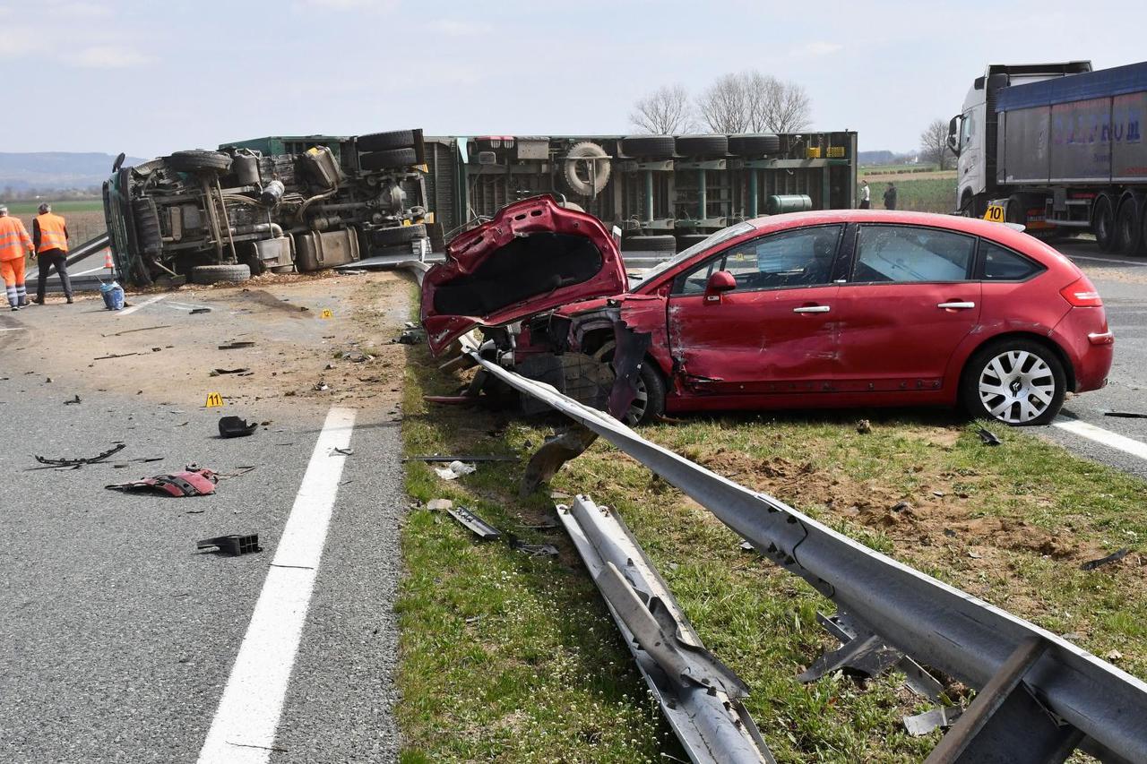 Nova Gradiška: U sudaru s osobnim vozilom na A3 kamion na boku probio ogradu
