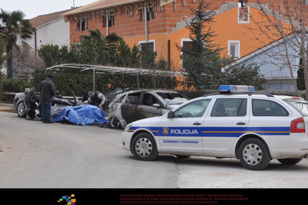 '10.02.2012., Premantura - Policija istrazuje ostatke zapaljenih automobila, potpuno izgorjelog Audija A8 i Mercedesa B180 CDI poznatog hrvatskog investitora i vlasnika fonda Aureus Invest, Kristijana