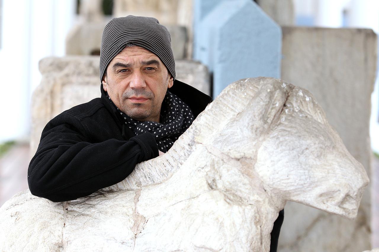 Sezonu premijera u 2015. otvara Bobo Jelčić u ZKM-u, predstavom "Pasje poslijepodne" 