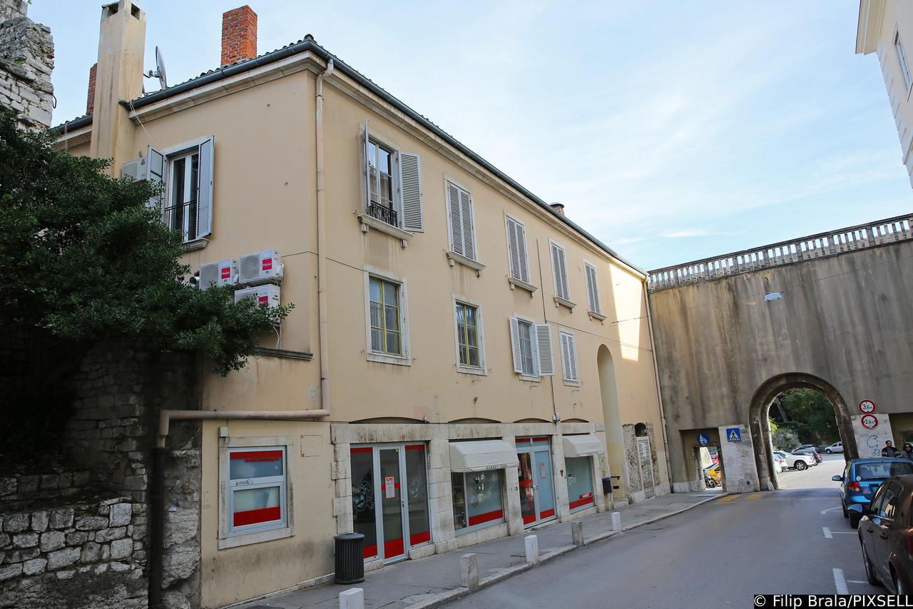 Zadar: Zgrada stožera zadarskog SDP-a na trgu Pet bunara