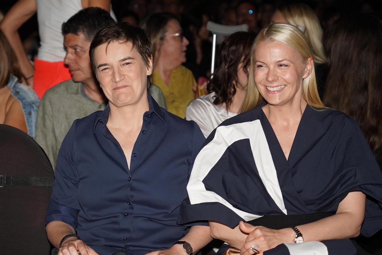 Beograd: Predsjednica Narodne Skupštine Republike Srbije Ana Brnabić s partnericom Milicom na koncertu Nica Cavea