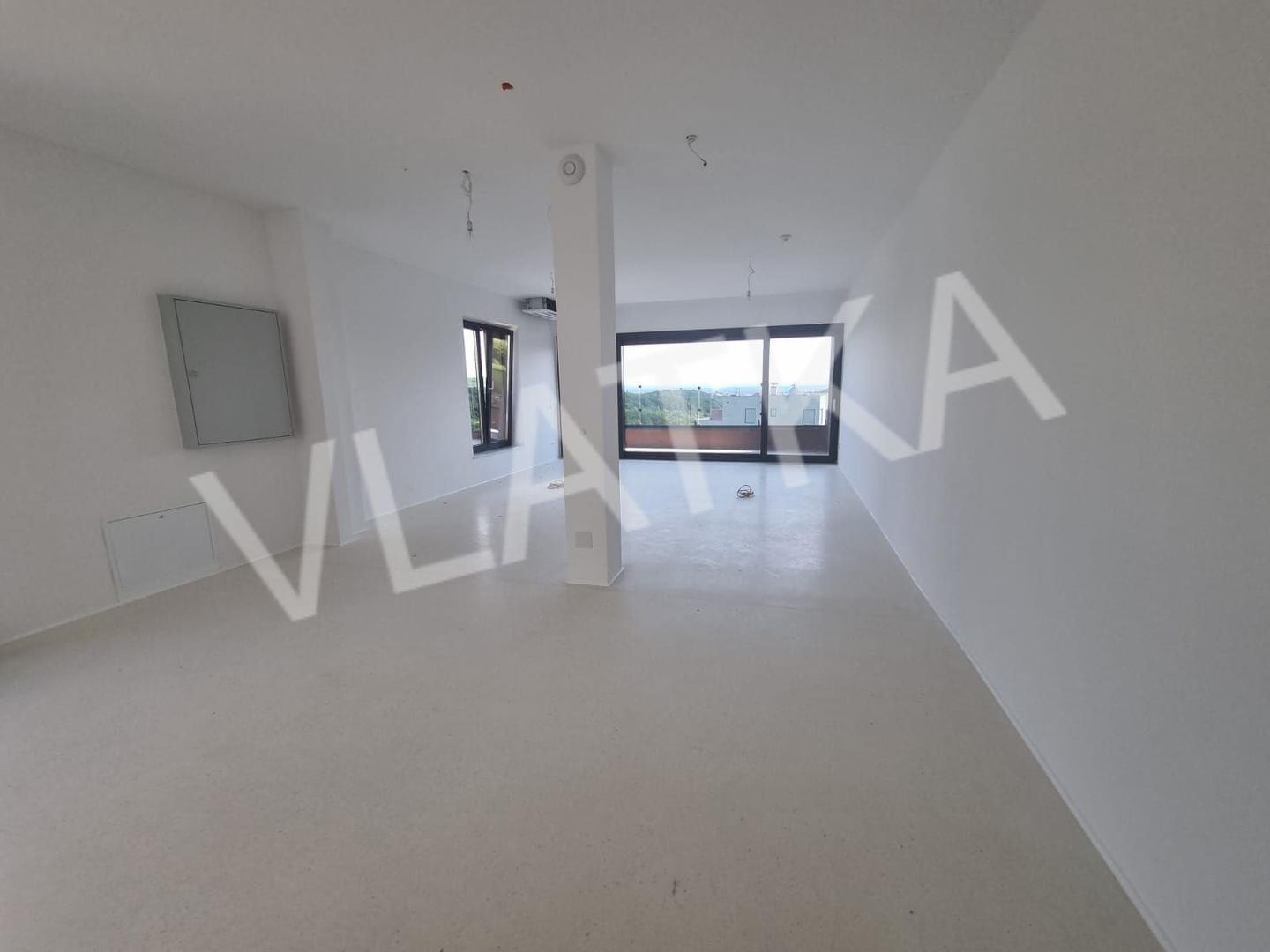 Vila se prostire na dvije etaže. U prizemlju se nalazi prostrani ulazni hodnik vodi do elegantne spavaće sobe s vlastitom kupaonicom, prostranog dnevnog boravka, moderne kuhinje s blagovaonicom, terase s pristupom bazenu i uređenom vrtu. 