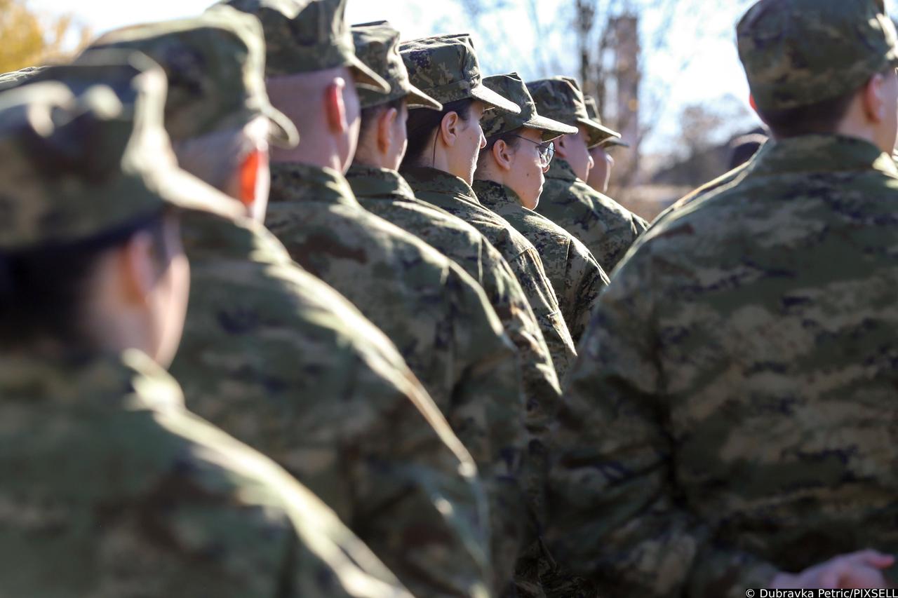 Gašinci: Ministar Banožić uručio prve ugovore o djelatnoj vojnoj službi novim pripadnicima HV-a