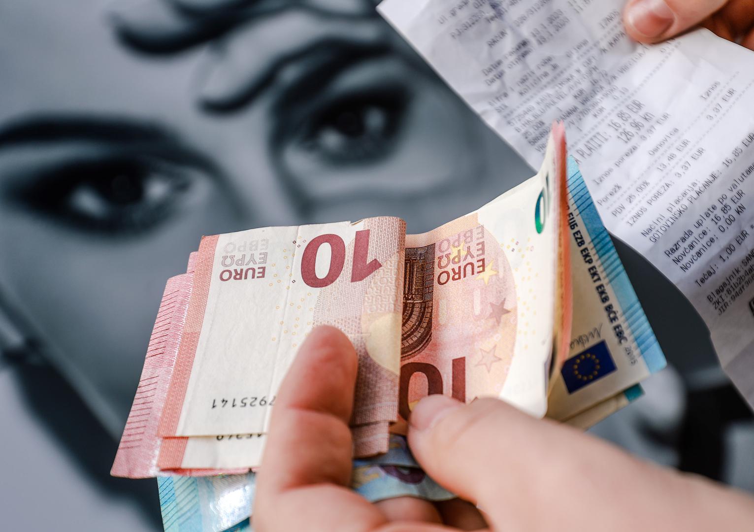 Prema podacima Eurostata, u siječnju 2025. bruto mjesečne minimalne plaće u EU varirale su od 551 € u Bugarskoj do 2.638 € u Luksemburgu. Uključujući zemlje kandidate za EU s dostupnim podacima, najniža minimalna plaća iznosila je 182 € u Ukrajini, a slijedila ju je Moldavija s 285 €. Deset godina ranije, u siječnju 2015., raspon se kretao od 184 € u Bugarskoj do 1.923 € u Luksemburgu, dok je među zemljama kandidatima najniža plaća bila 53 € u Moldaviji.